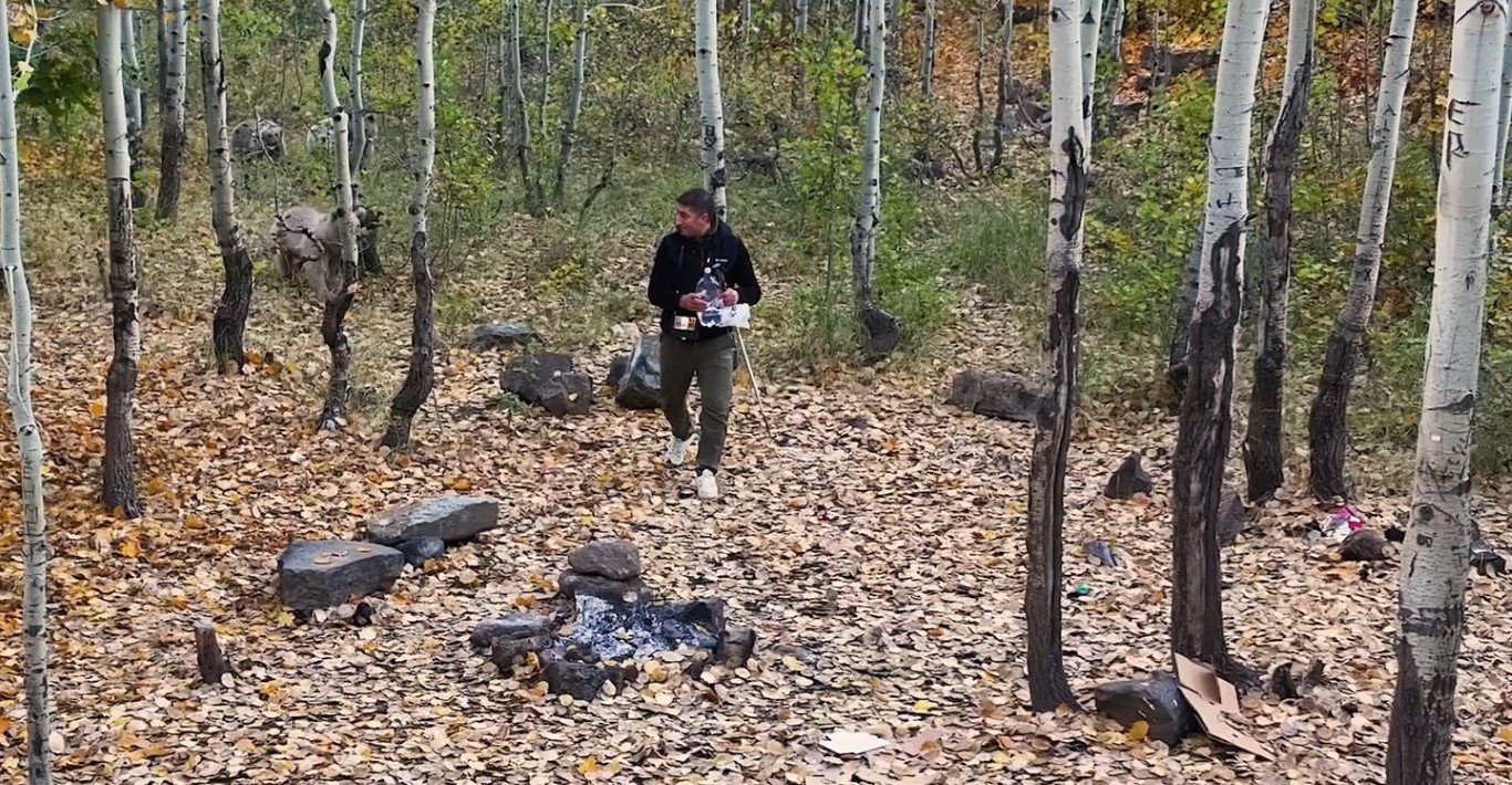 Piknikçilerin çadırına dadanan ayılar dron kamerasına yakalandı