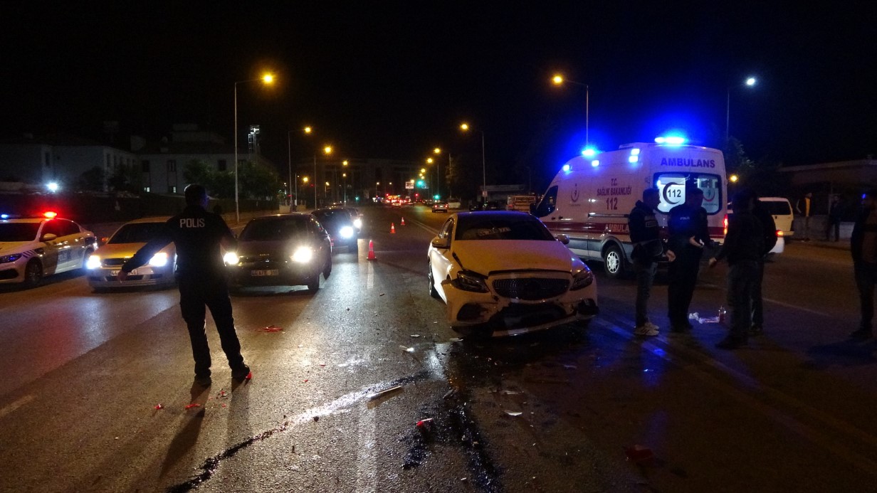 Malatya’da 3 aracın karıştığı kazada ortalık savaş alanına döndü: 4 yaralı