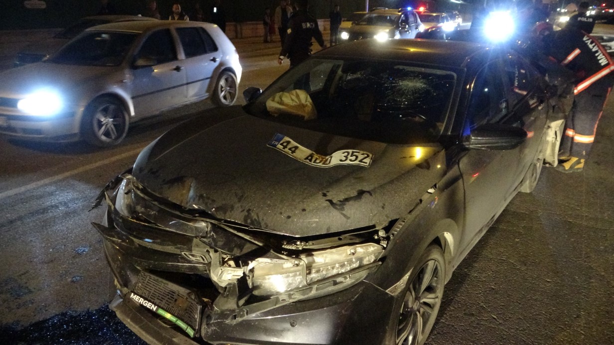 Malatya’da 3 aracın karıştığı kazada ortalık savaş alanına döndü: 4 yaralı
