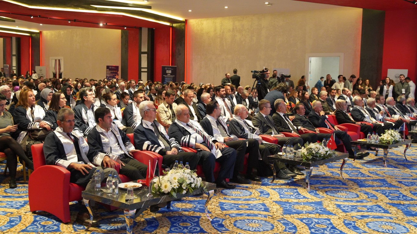 İGÜ, Binali Yıldırım’a Fahri Doktora Diploması tevcih etti