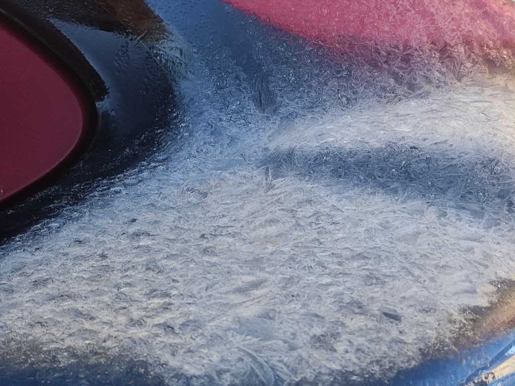 Göle’de hava sıcaklığı eksi 6’ya düştü, araç camları buz tuttu