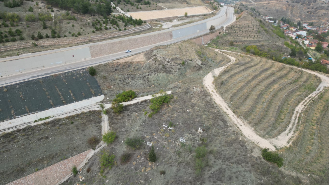 Yolu olmayan mezarlığa dürbünle ziyaret