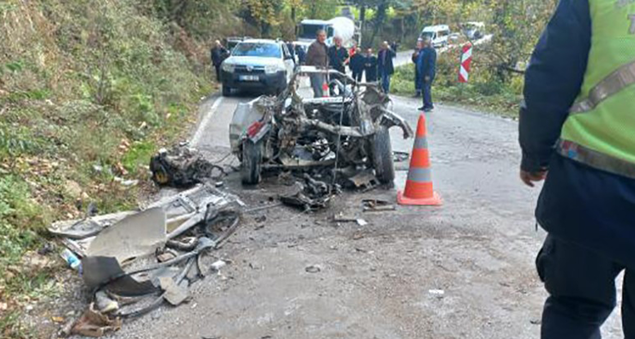 Kaza yapan Fiat Tofaş kağıt gibi dağıldı: 3 yaralı