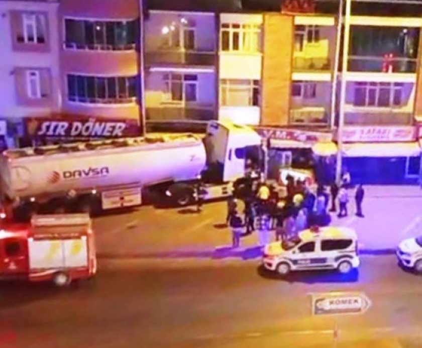 Kontrolden çıkan tanker marketin önünde durabildi: O anlar kamerada