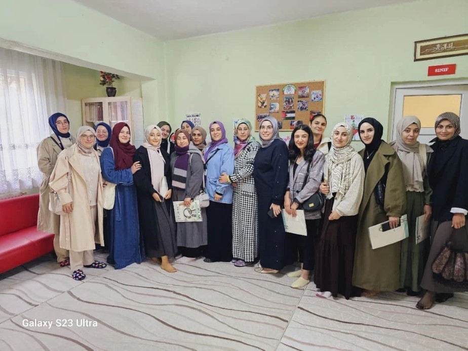 Kur’an kursunda kursiyerler geleneksel Kütahya kıyafetlerini ve yemeklerini tanıttı