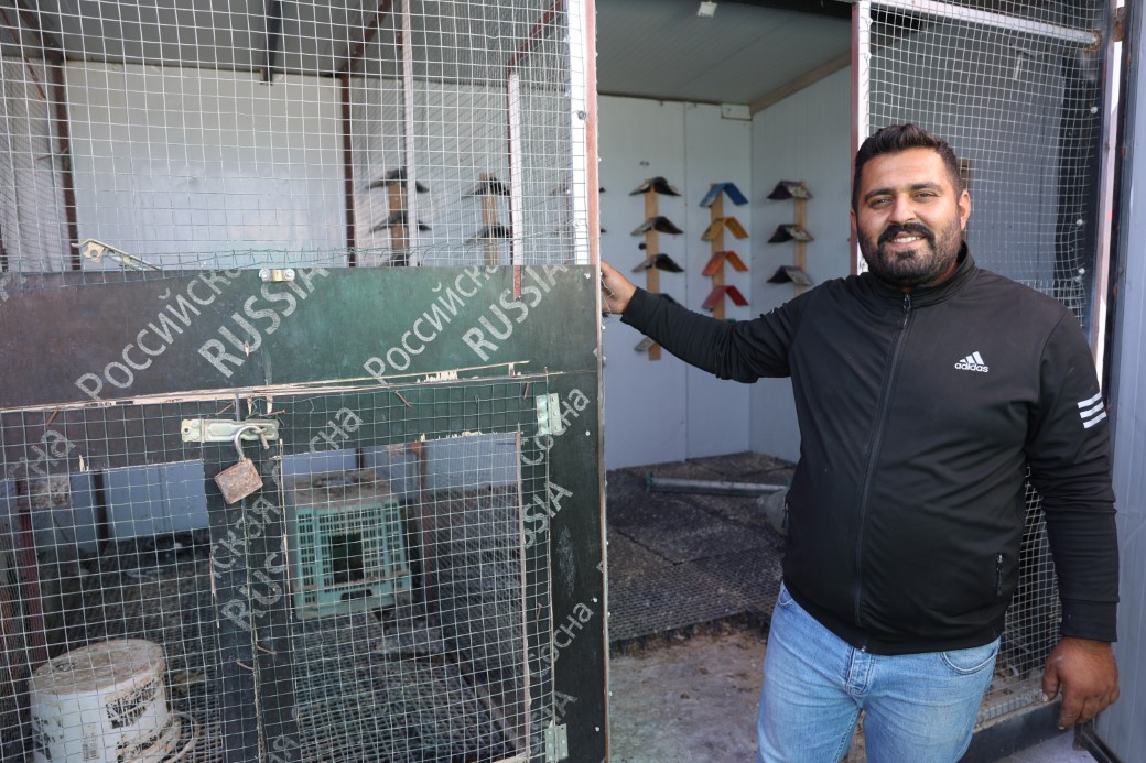 Yılların tutkusu için 40 bin lira harcatarak 5 katlı apartmanın üstüne vinçle konteyner koydurdu