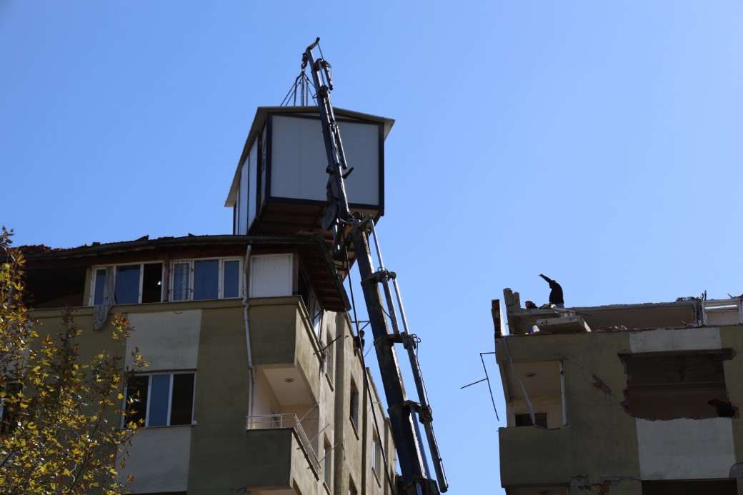 Yılların tutkusu için 40 bin lira harcatarak 5 katlı apartmanın üstüne vinçle konteyner koydurdu