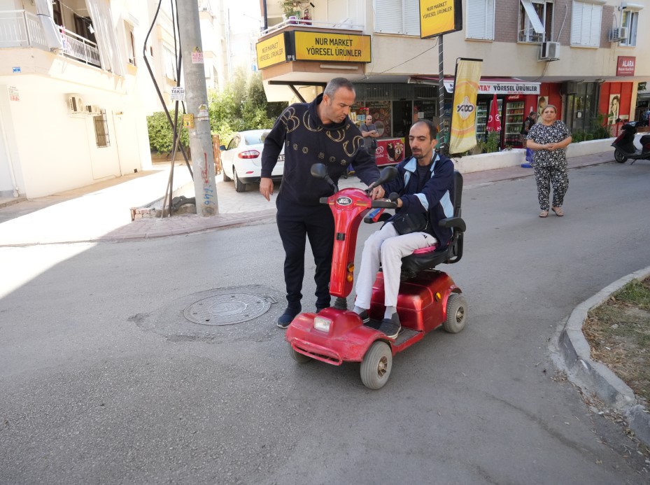 Hataylı engelli depremzedenin akülü araba hayali dolandırıcı ile son buldu