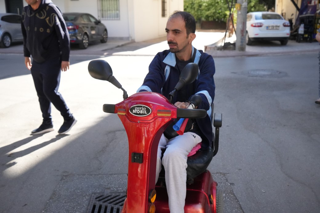 Hataylı engelli depremzedenin akülü araba hayali dolandırıcı ile son buldu