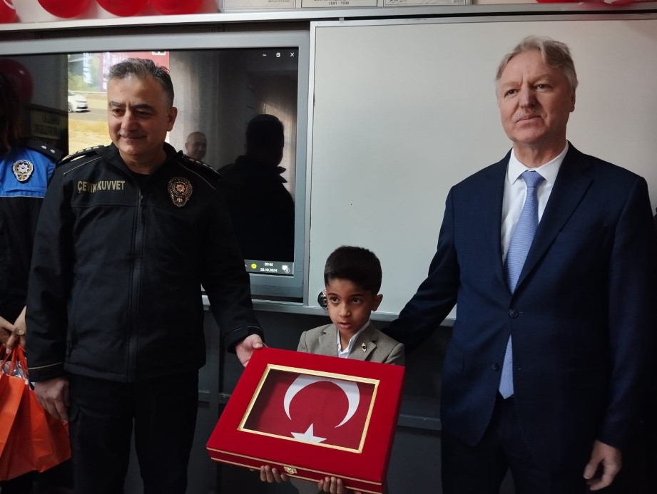 Minik Yiğit Eymen’in İstiklal Marşı duyarlılığına Emniyet Müdürü Orhan duyarsız kalmadı