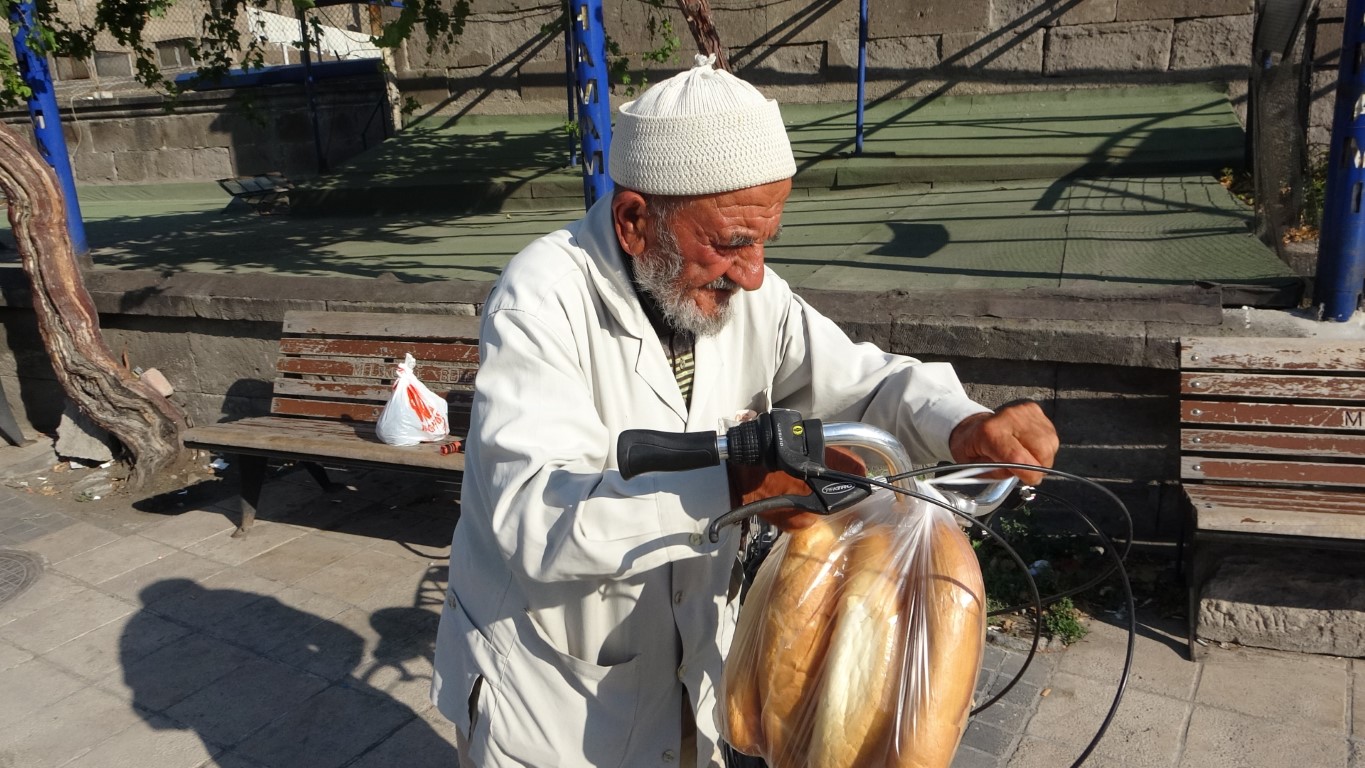 79 yaşında çalışıyor; eve bisikletle gidip geliyor