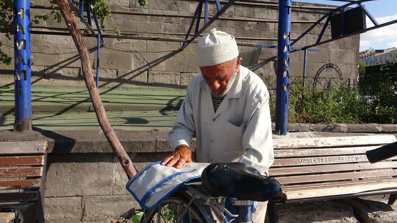 79 yaşında çalışıyor; eve bisikletle gidip geliyor