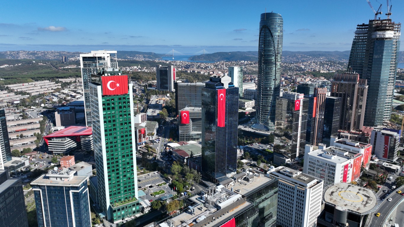 İstanbul’da 29 Ekim coşkusu: Dev Türk bayrağı asılan gökdelenler havadan görüntülendi