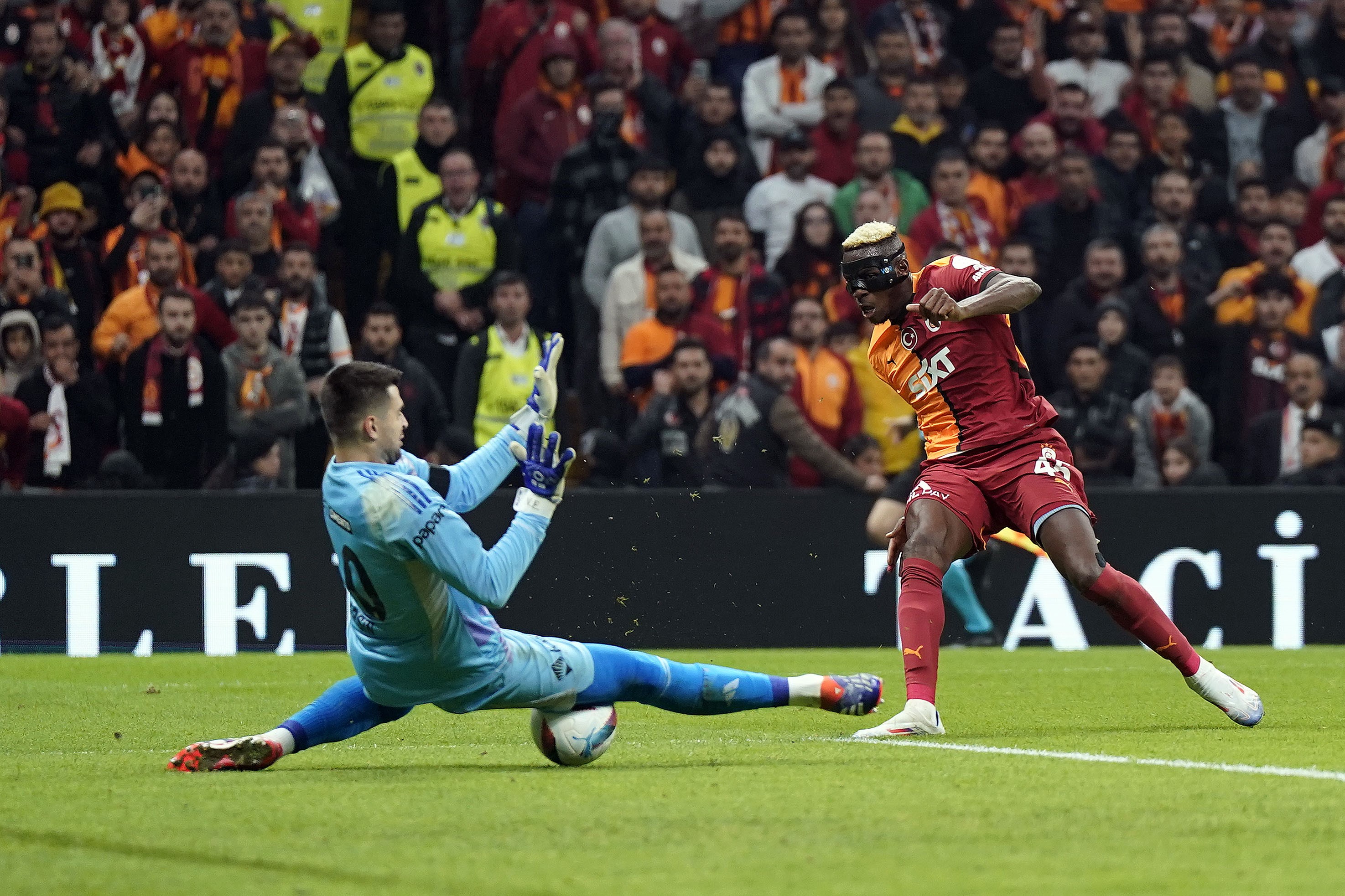 Derbide kazanan Galatasaray! Beşiktaş sezonun ilk yenilgisini yaşadı