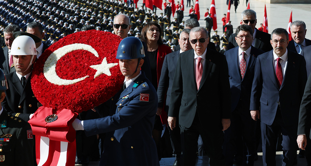 Cumhurbaşkanı Erdoğan başkanlığındaki devlet erkanı Anıtkabir’i ziyaret etti