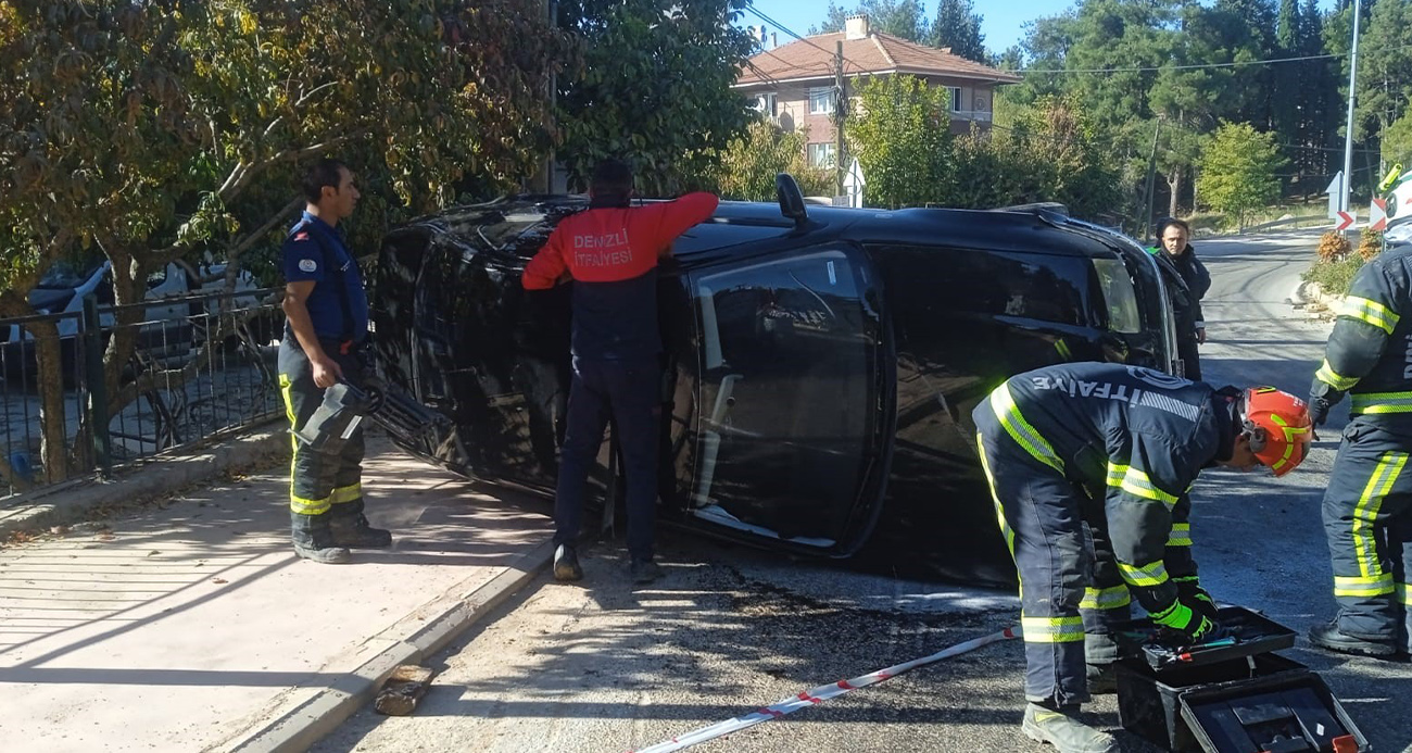 Refüje çarpan otomobil yan yattı; 2 yaralı