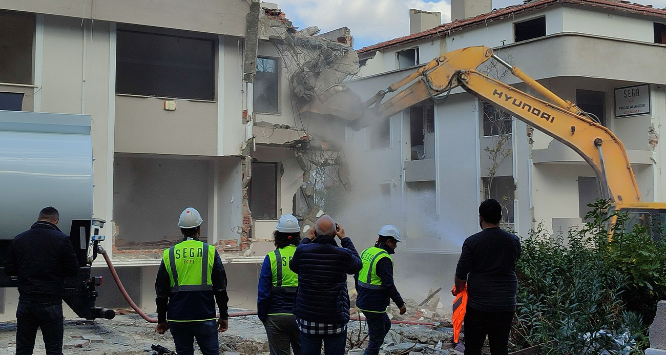 Bakırköy’de 5 bloklu bir sitenin yıkımına başlandı