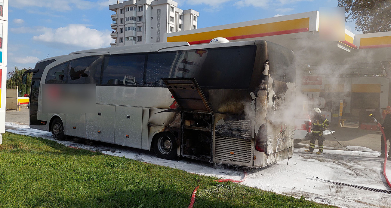 Yolcu otobüsünde yangın: Sürücü aracı akaryakıt istasyonuna çekip itfaiyeyi aradı