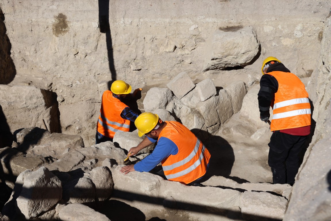 Kapadokya’da trafiğe kapatılan yolun altından toplu mezar çıktı