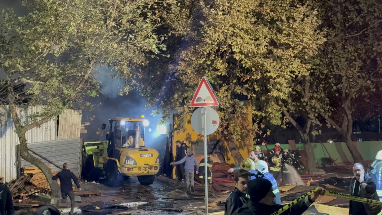 Kocaeli’de palet deposunda büyük yangın
