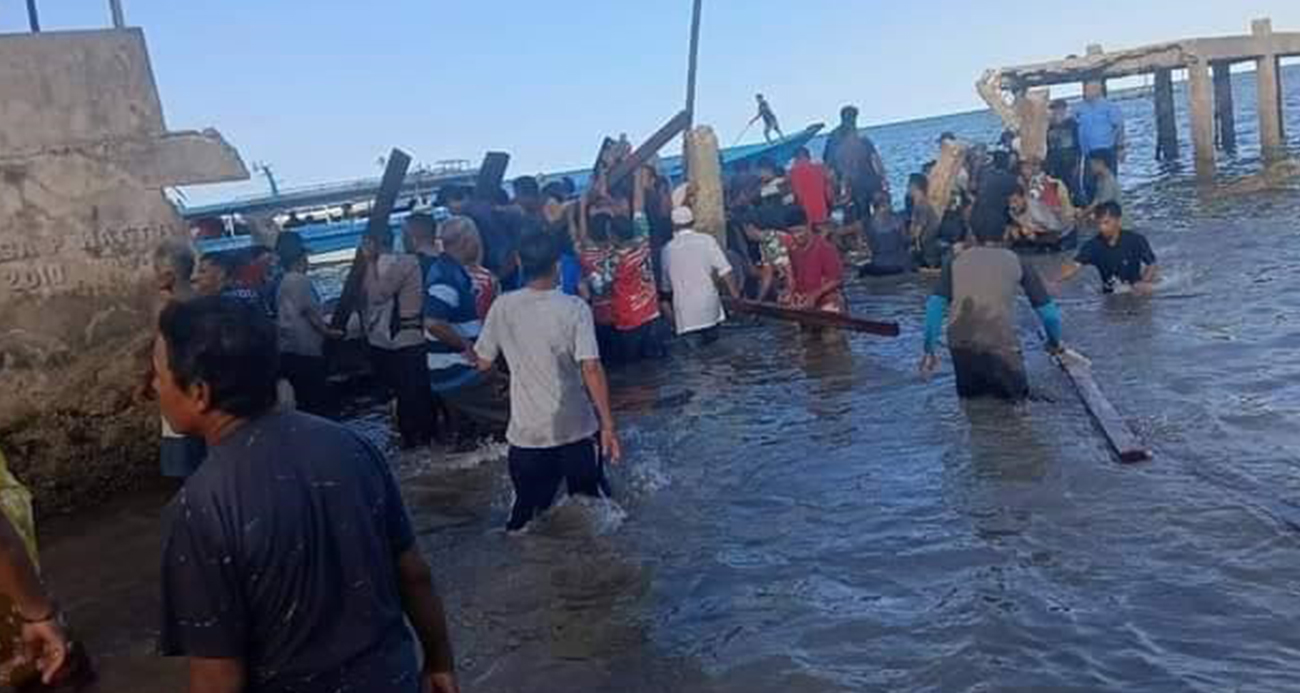 Endonezya’da halk yerel seçim adayını karşılarken köprü çöktü: 7 ölü