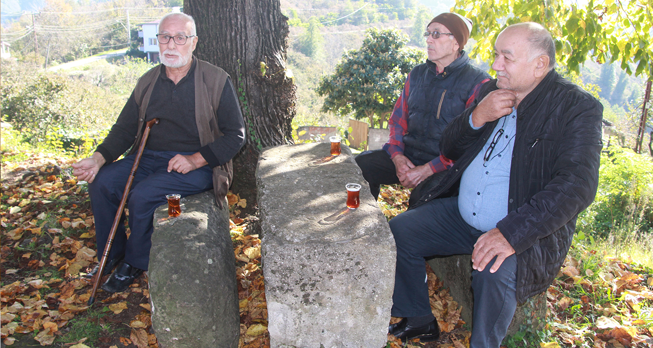 Roma dönemine ait yaklaşık 1800 yıllık mil taşını bilmeden oturak olarak kullandılar