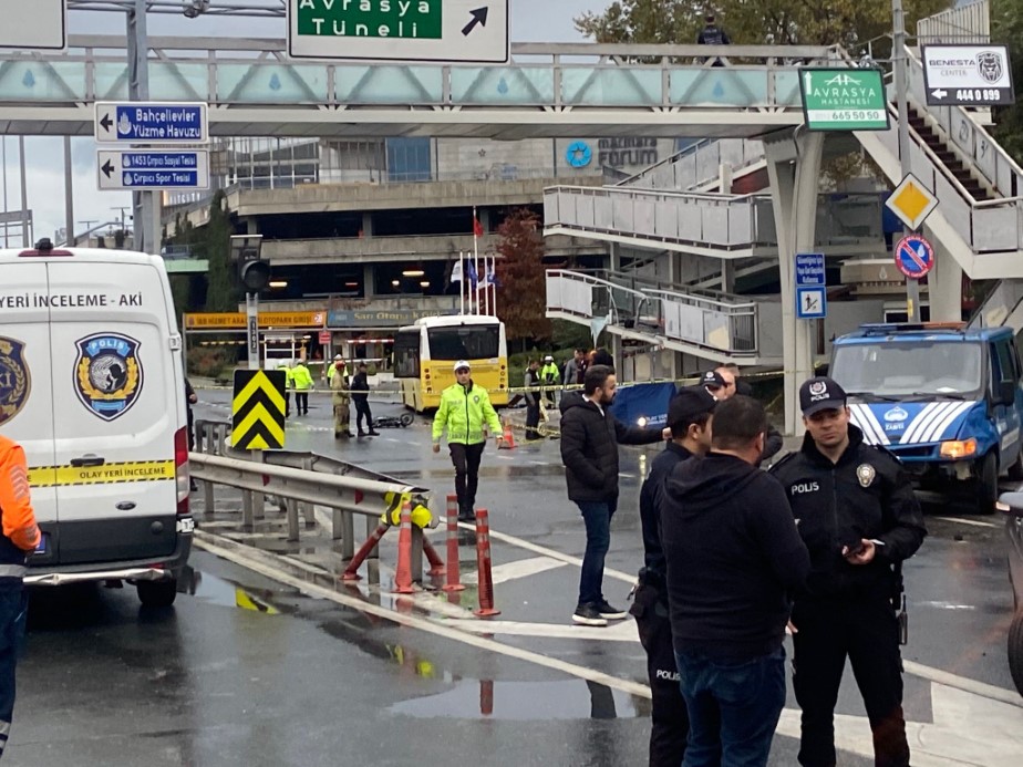 Bakırköy’de trafik kazasına müdahale eden polis ekiplerinin arasına İETT otobüsü daldı, 1 polis şehit oldu