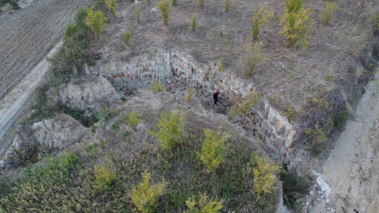 Depremin ikiye böldüğü tarladaki 4 metre derinliğe sahip devasa yarık görüntüsüyle ürkütüyor