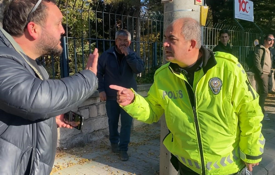 Kazadan görüntü alan İHA muhabirine trafik polisinden sözlü ve fiziki müdahale