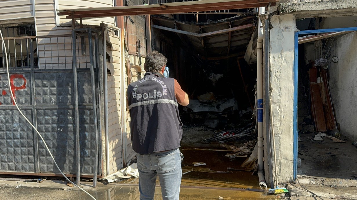 Adana’da 3 katlı müstakil ev yandı: 4 kişi dumandan etkilendi