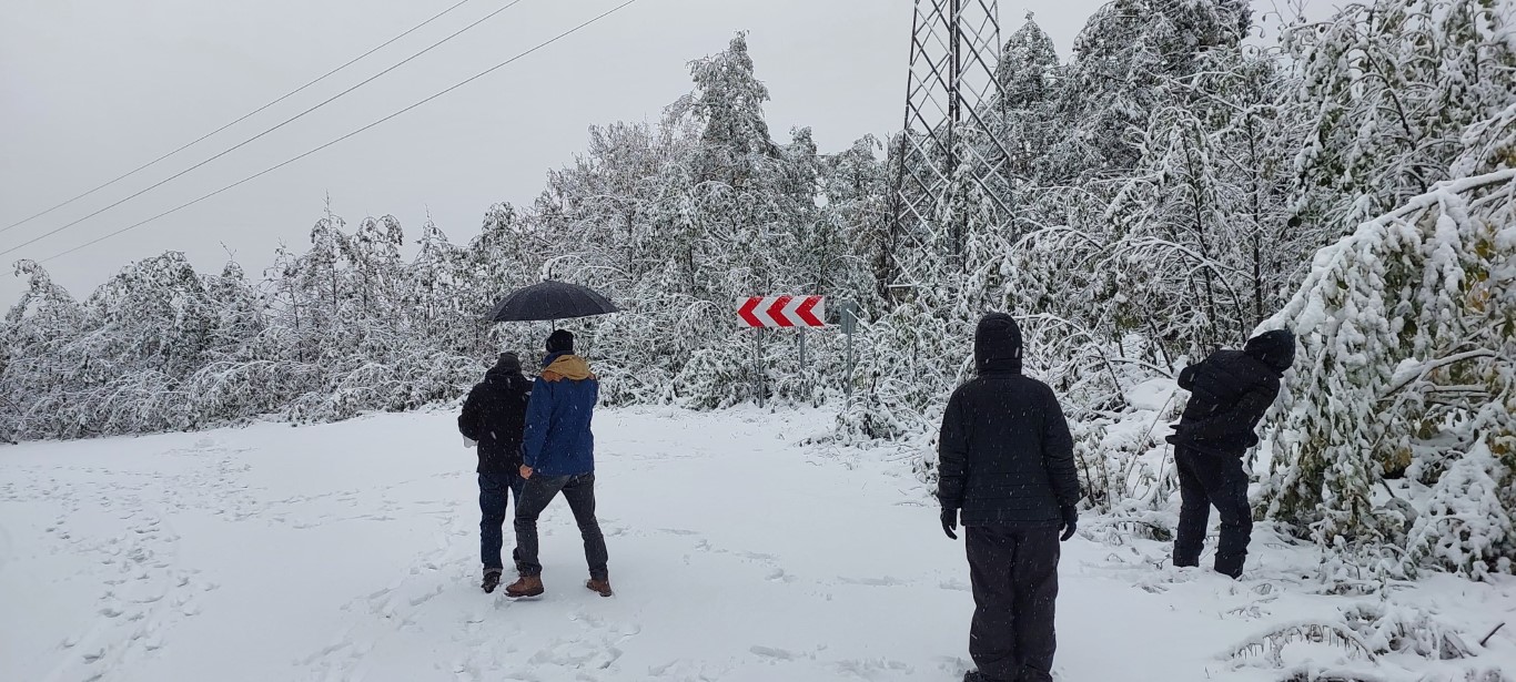 Macahel’de kar sürprizi: Mahsur kalan Fransız turistler kurtarıldı
