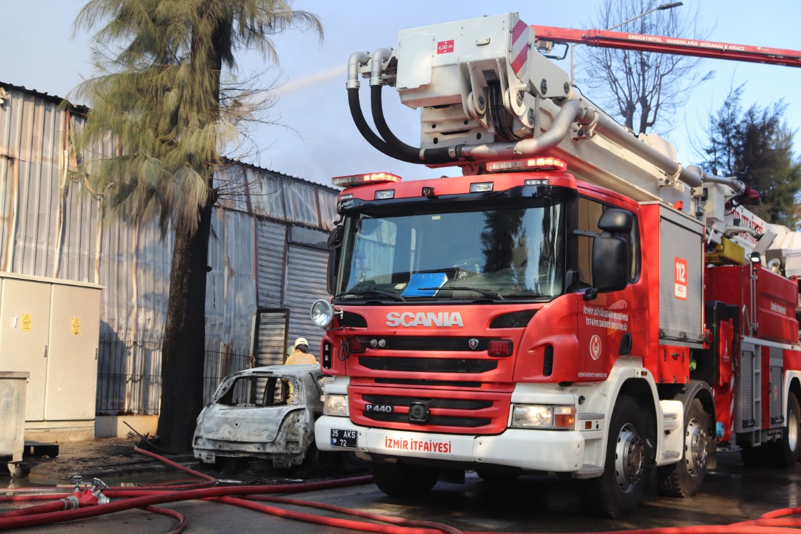 İzmir’de kimya fabrikasında yangın ve patlamalar: 2 yaralı