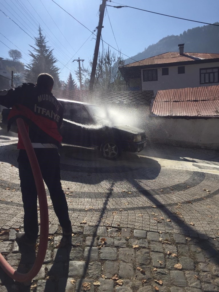 Hareket halindeki Fiat Tofaş alev alev yandı