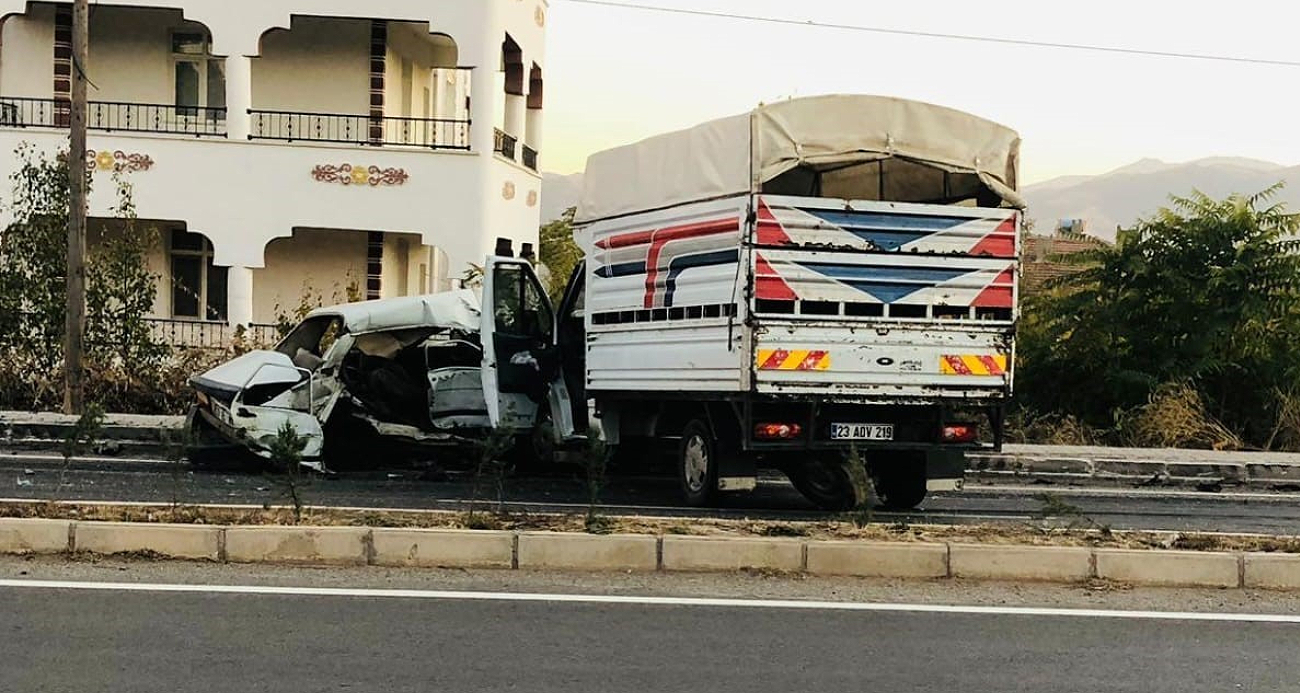 Elazığ’da otomobil ile kamyonet çarpıştı: 1 ölü, 1 yaralı