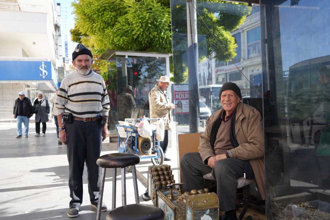 Aynı sokakta 68 yıldır ayakkabı boyayarak geçiniyor