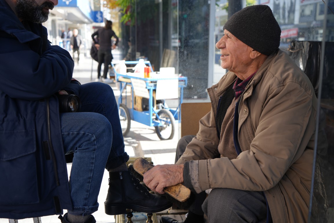 Aynı sokakta 68 yıldır ayakkabı boyayarak geçiniyor