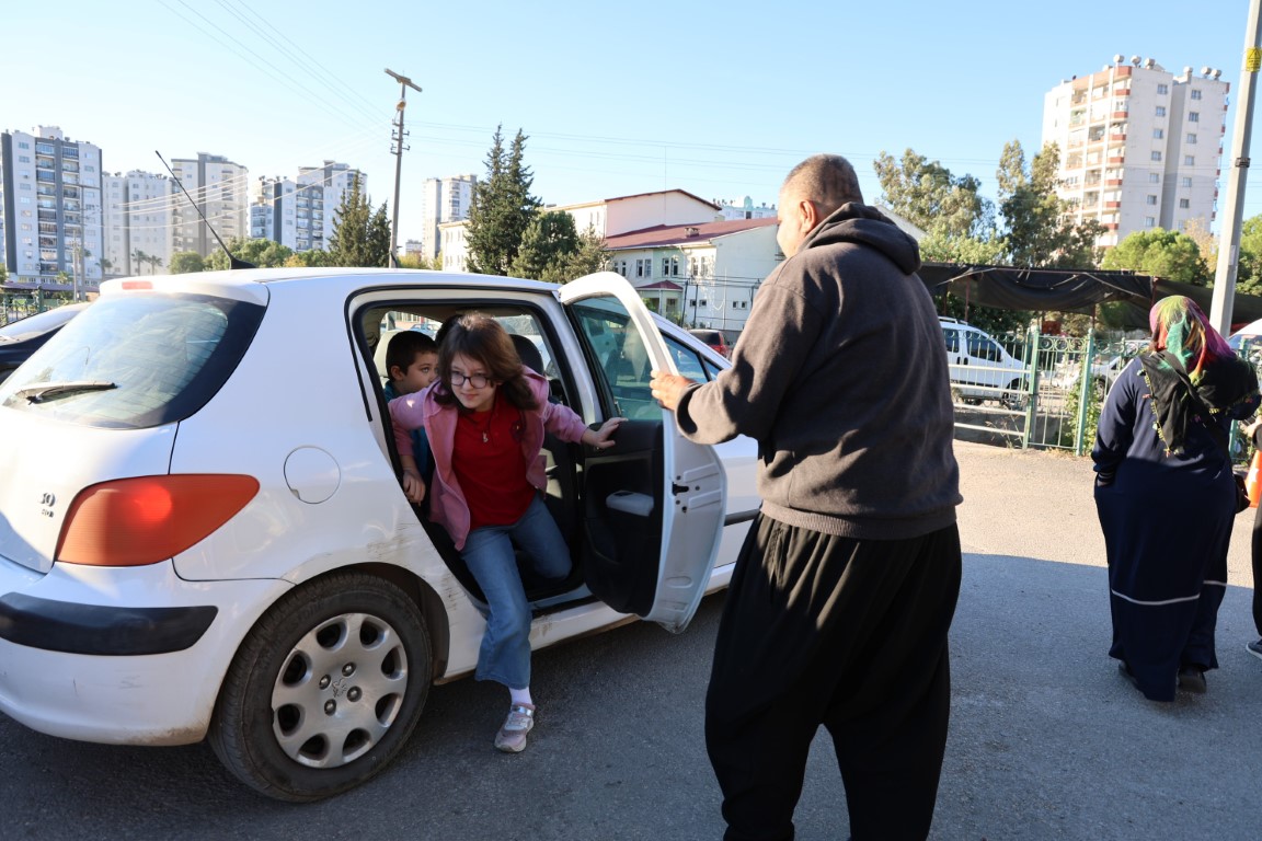 Konuşma zorluğu çeken babanın çocuklarını okutma azmi