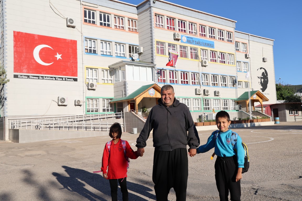 Konuşma zorluğu çeken babanın çocuklarını okutma azmi