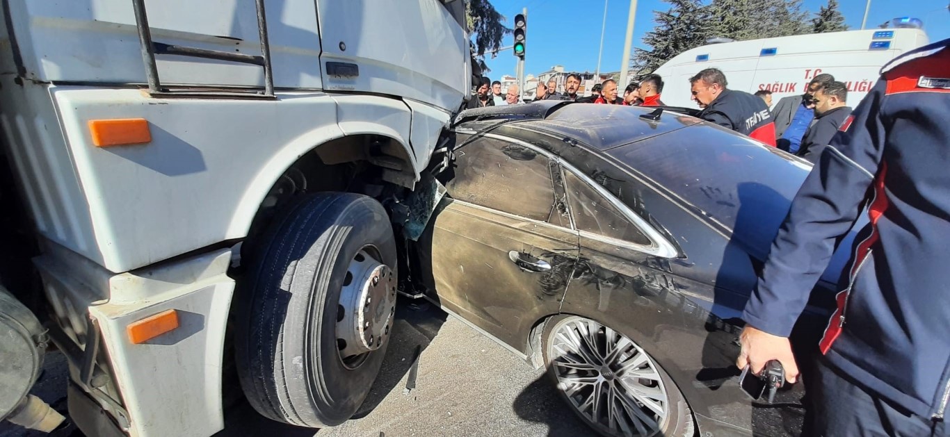 Kırmızı ışık ihlali yapan lüks otomobilin kamyona çarptığı kazada can pazarı