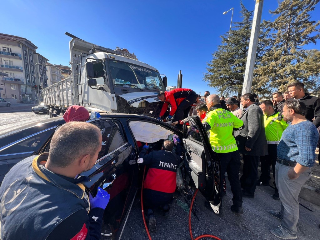 Kırmızı ışık ihlali yapan lüks otomobilin kamyona çarptığı kazada can pazarı