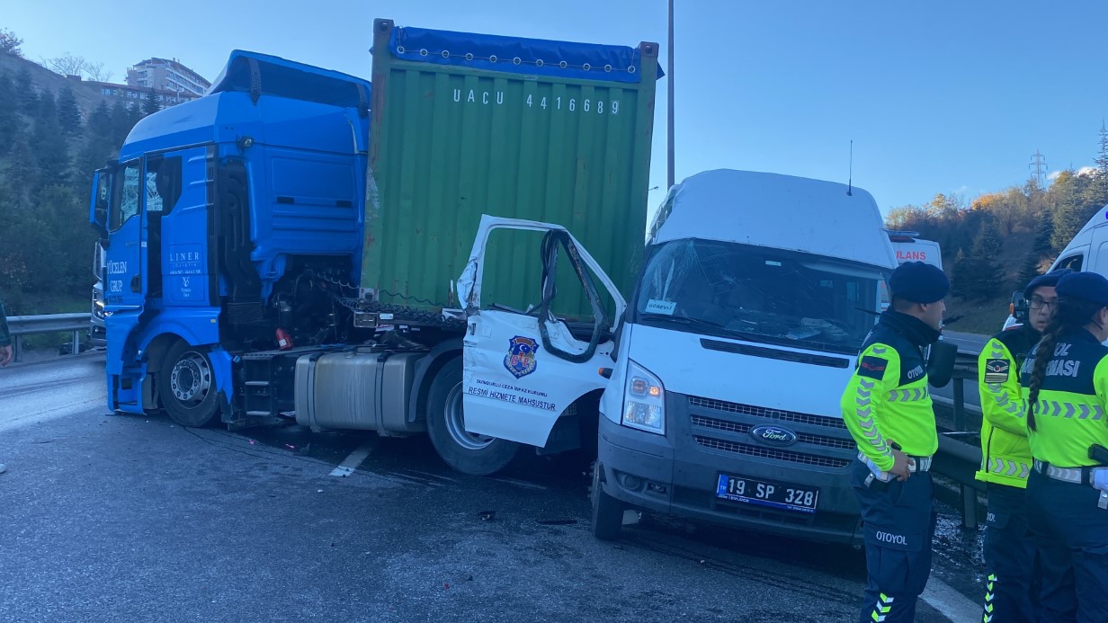 Mahkumları taşıyan cezaevi aracı TEM’de kazaya karıştı: 5 yaralı