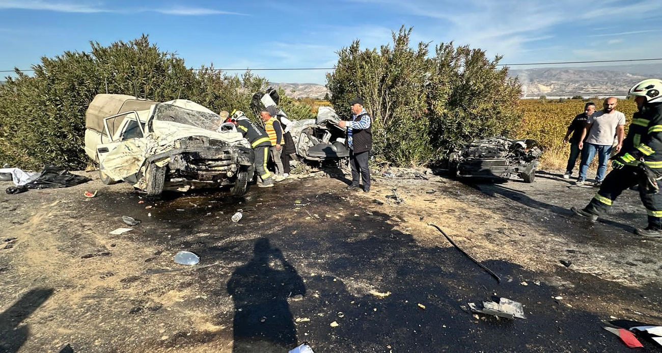 Karşı şeride geçen kamyonet otomobille kafa kafaya çarpıştı: 1 ölü 1 yaralı