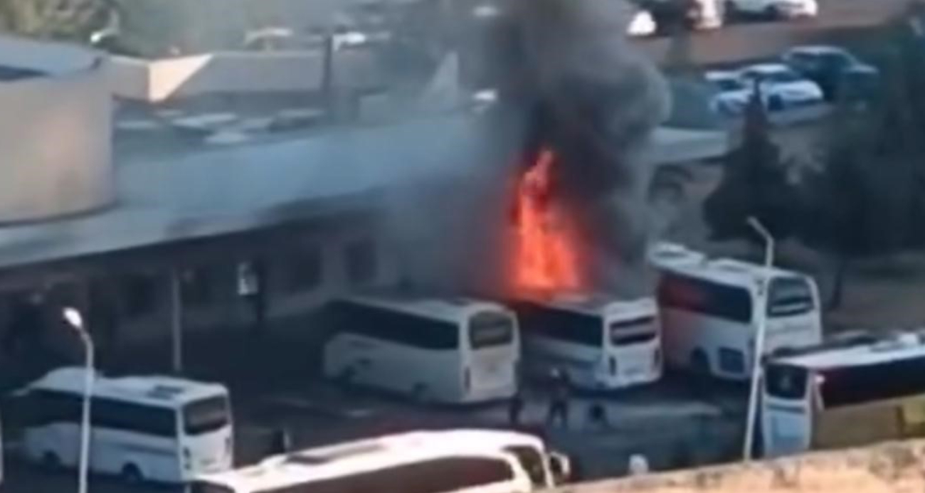 Diyarbakır Otogarı’nda park halindeki otobüs alevlere teslim oldu