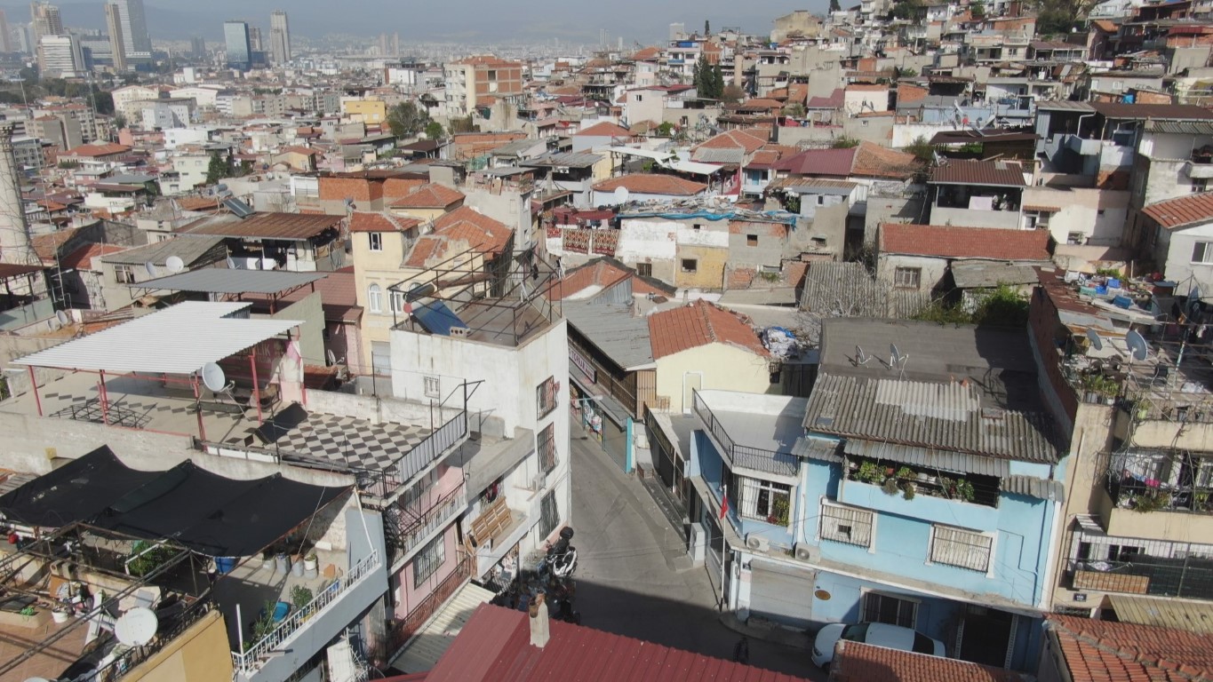 İzmir’in göbeğinde can çekişen bir tarih: Basmane