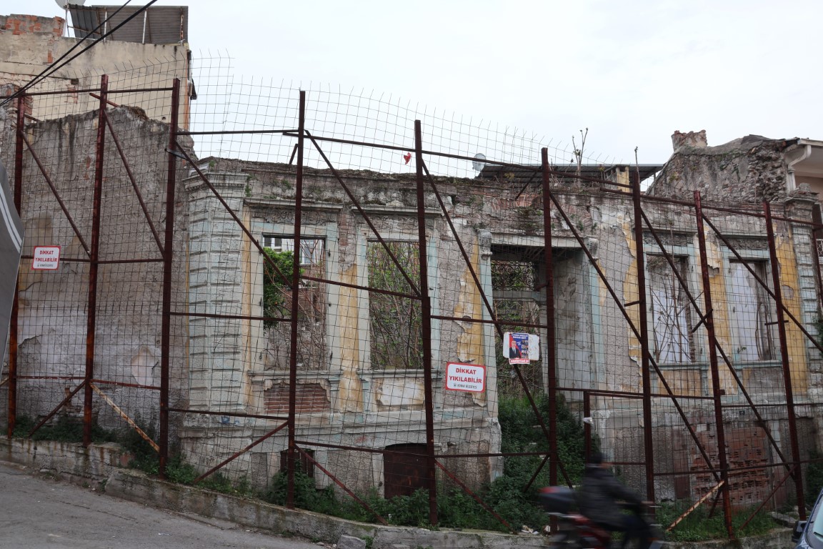 İzmir’in göbeğinde can çekişen bir tarih: Basmane