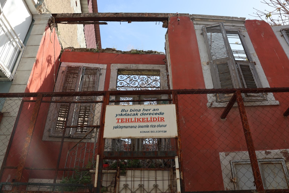 İzmir’in göbeğinde can çekişen bir tarih: Basmane