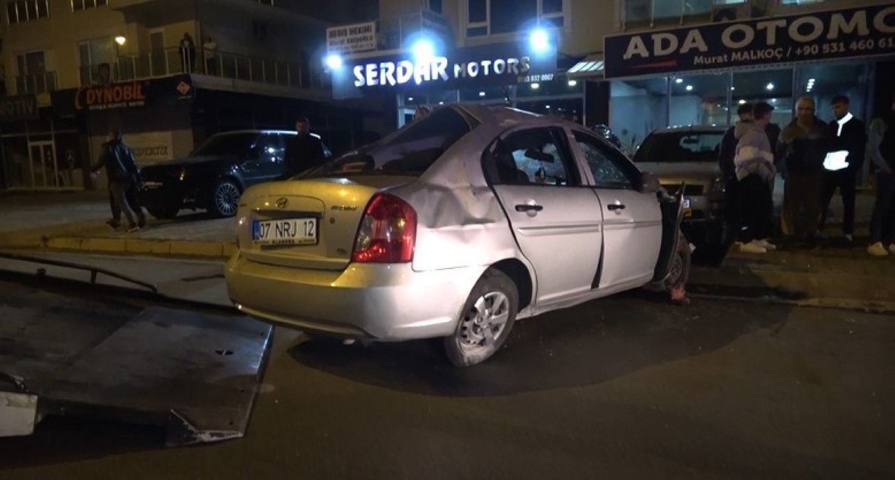 Alanya’da otomobil palmiye ağacına çarptı: 1 ölü, 3 yaralı