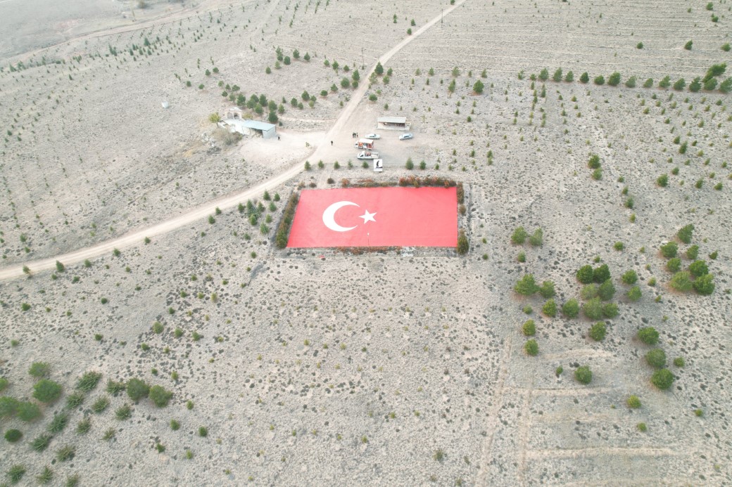 Türkiye’nin en büyük beton Türk bayrağı yeniden boyandı