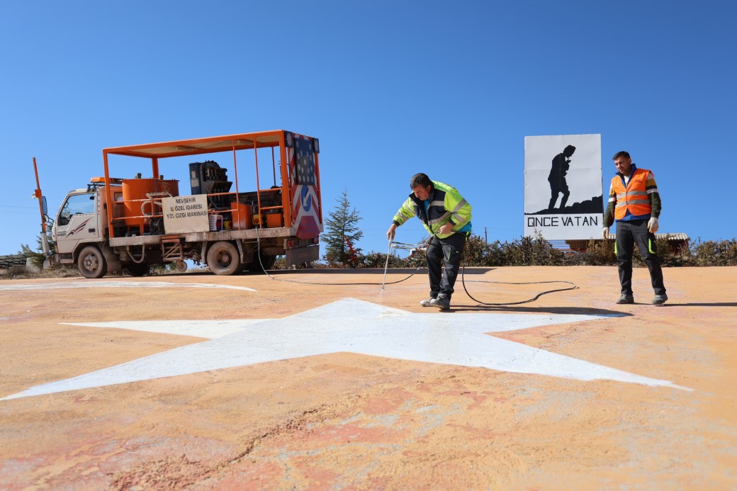 Türkiye’nin en büyük beton Türk bayrağı yeniden boyandı