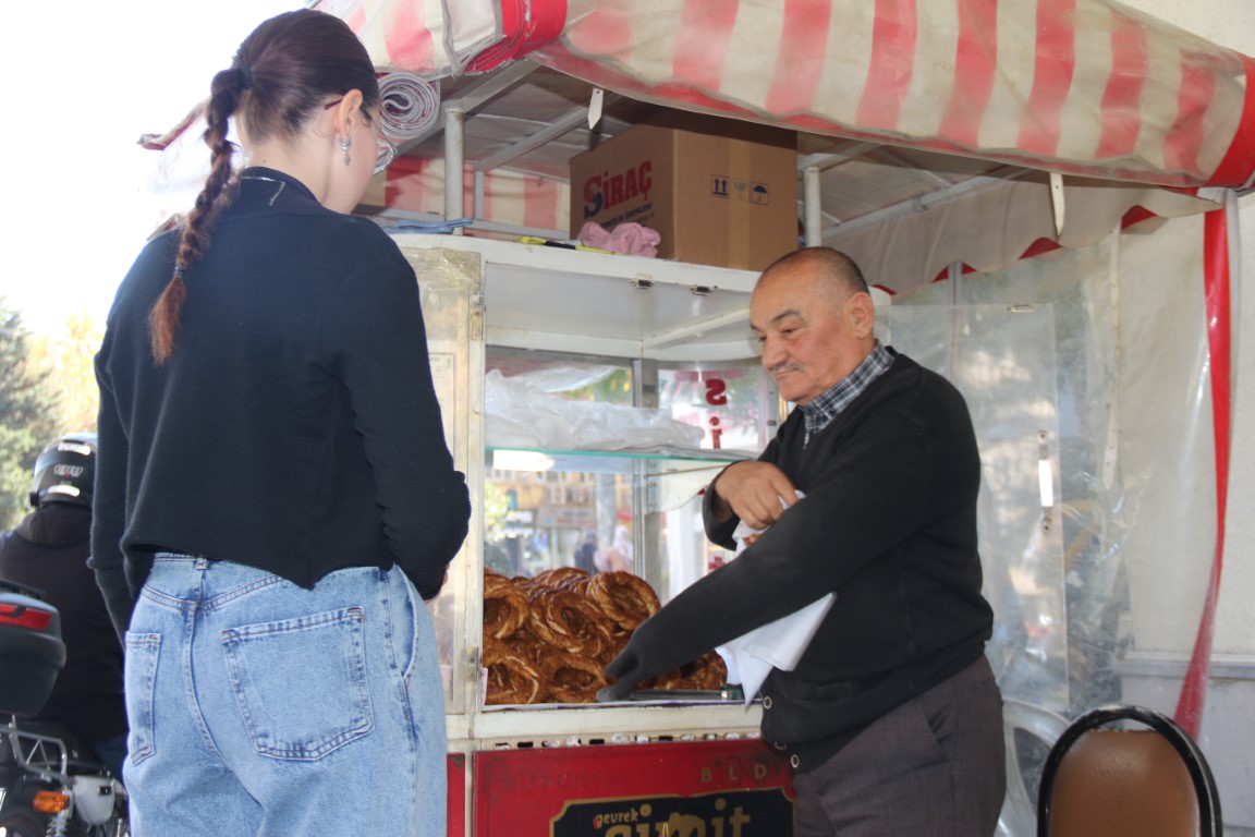 Tek koluna rağmen hayata dört elle sarılan simitçinin azmi takdir topluyor